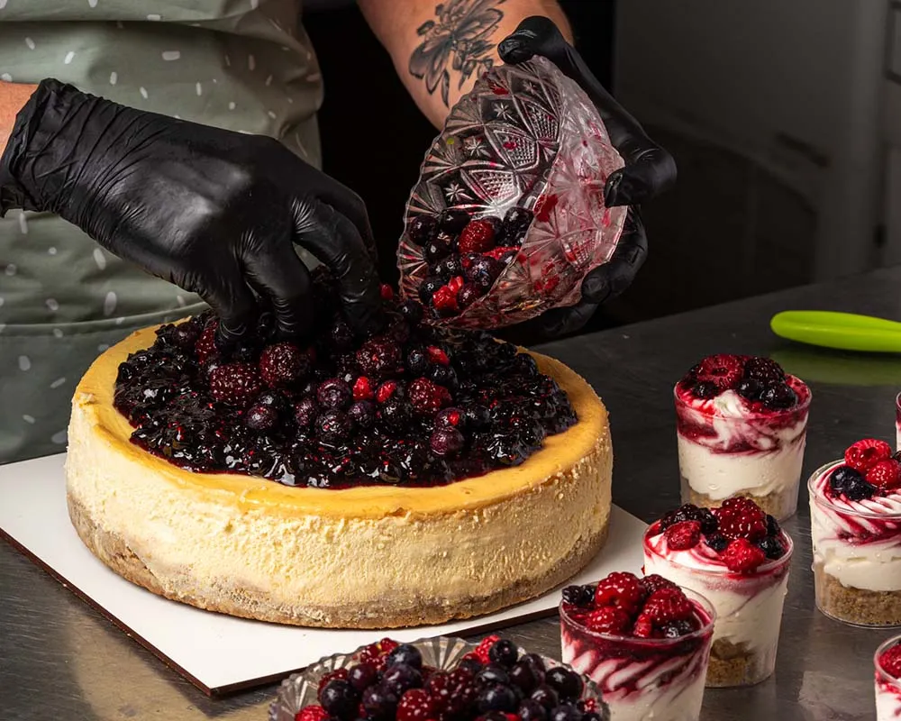 mariana martinez pasteleria - cheesecake de frutos rojos